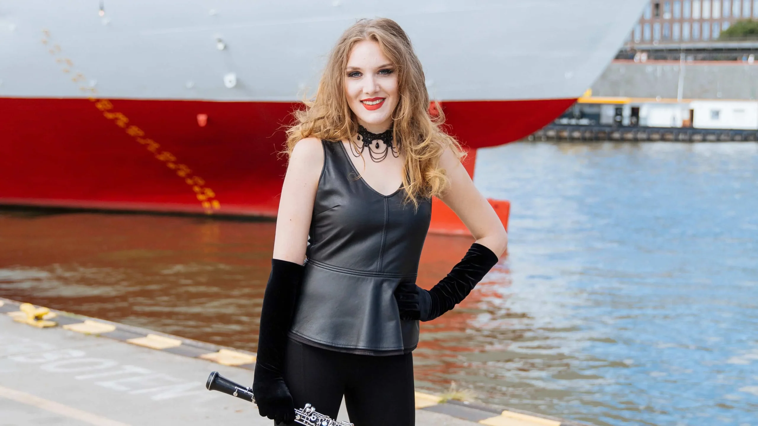 Fanny Kloevekorn - Oboe am Hamburger Hafen ©Frank Radtke